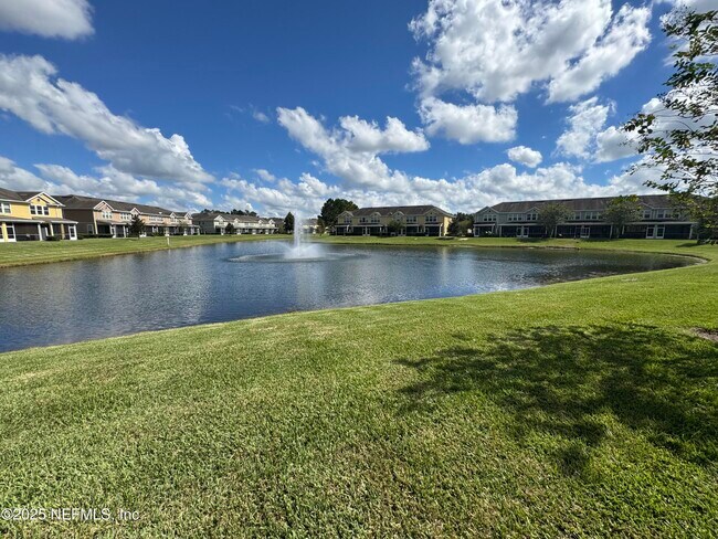 Building Photo - 6798 Roundleaf Dr