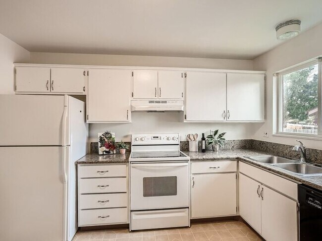 Building Photo - 3 Bedroom/2 Bathroom Ranch Home with 2 car...