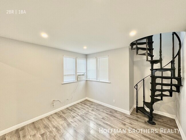 Primary Photo - 427 N Oakhurst Dr