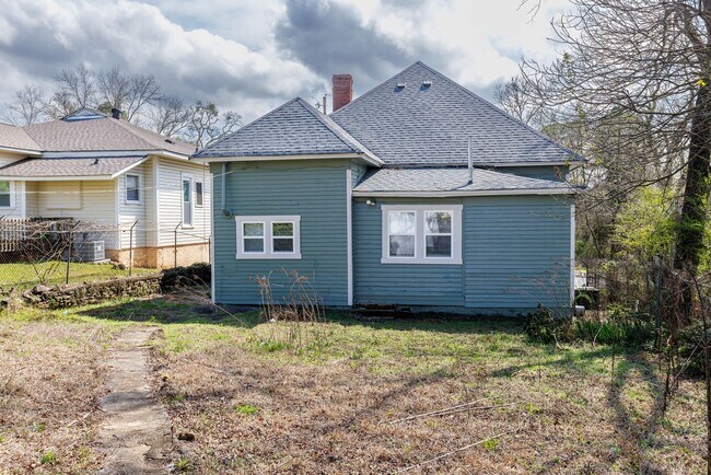 Building Photo - 3 Bedroom, 2 Bath in North Pratt