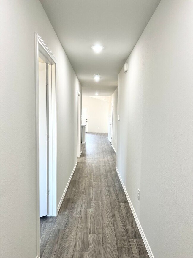 Building Photo - New 4 bedroom, 2 bath in Treaty Oaks Community