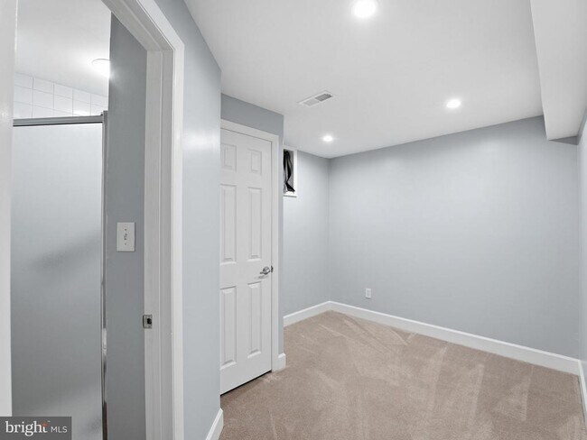 Building Photo - 2424 S Walter Reed Dr