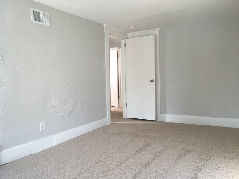 Bedroom 2 - 219 W Oakland Ave