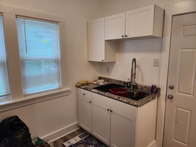 Building Photo - Remodeled 2 Story 3 Bedroom Home Located in SW Grand Rapids, MI