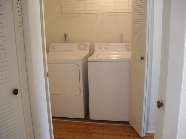 Building Photo - 751 N Pine Island Rd