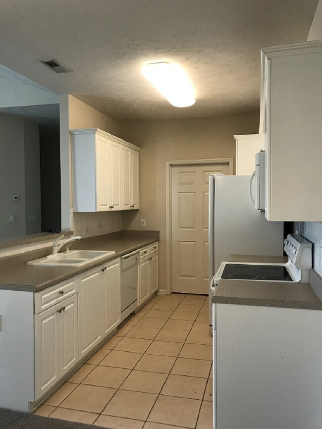 Building Photo - CONDO CONDO CONDO! Hassle free living with...