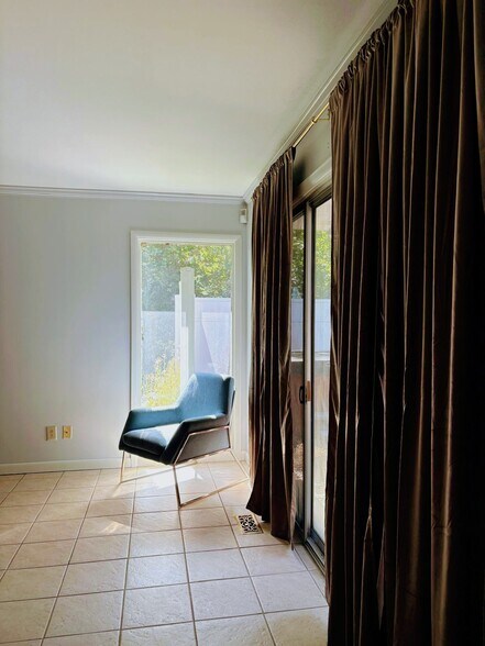 Building Photo - 550 Valewood Ln