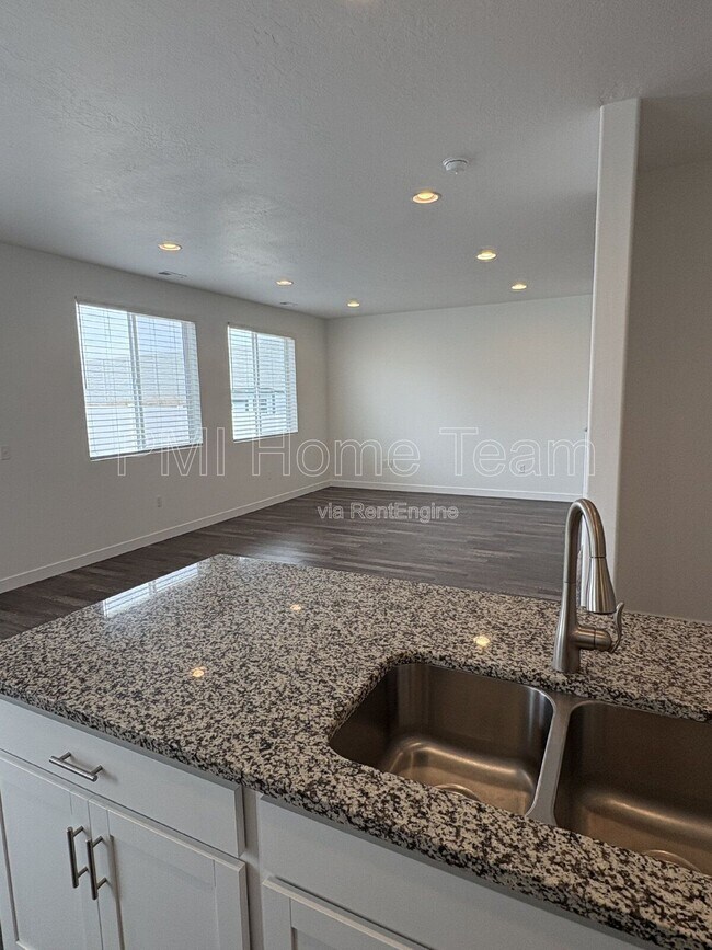 Building Photo - 1616 W Parkview Dr