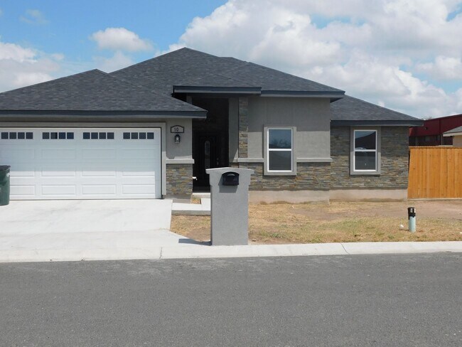 Building Photo - 2023 Beautiful 3 bedroom 2 bath