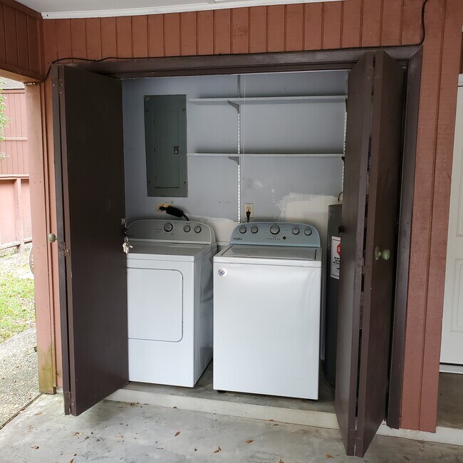 Building Photo - 102 Saint James Pl