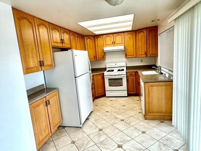 Building Photo - Spacious Single Story Upgraded Home