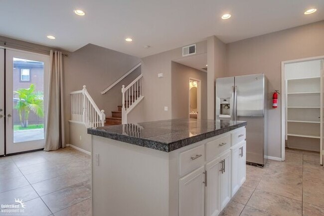 Building Photo - Beautifully 5Bdm 3.5Ba Home in Prime Location