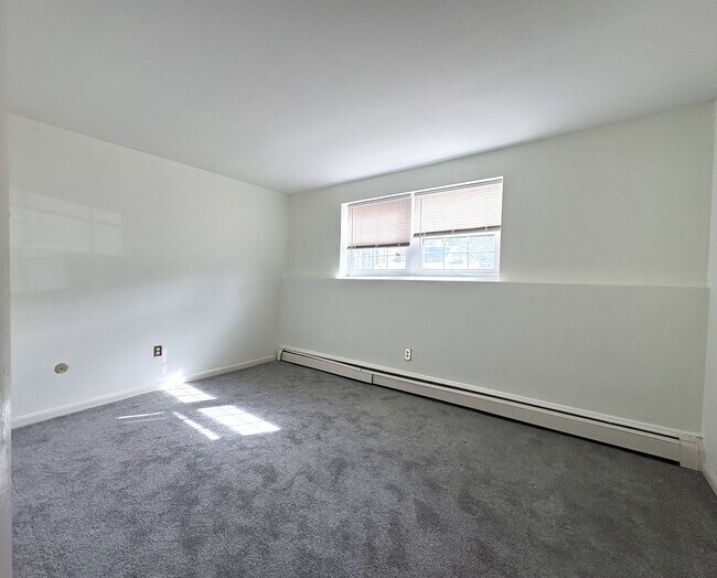 Building Photo - Bright 2-Bedroom Condo in Presidential Park, Lowell, MA