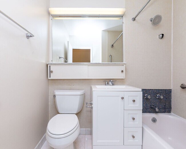 Building Photo - Large SW DC Townhome with Parking