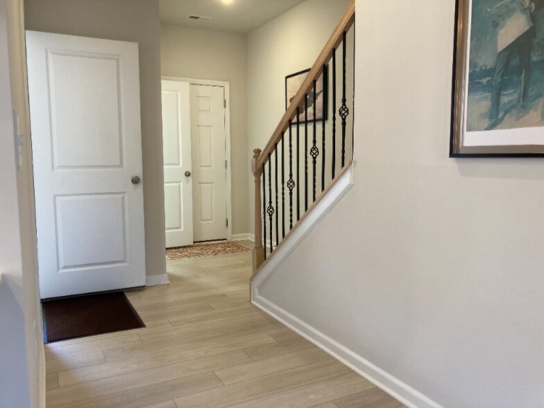 Building Photo - 12 Twiggs Ln