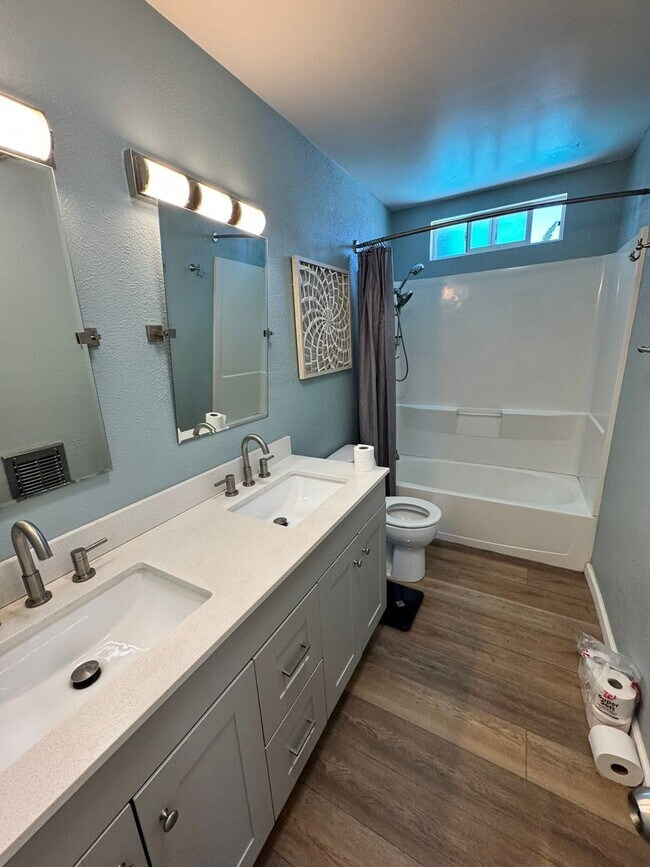 Building Photo - Upgraded 3 Bed / 2 Bath Pool Home with Sol...