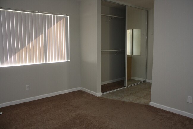 Building Photo - Fabulous 3 bedroom 2 bathroom Big Back Yard