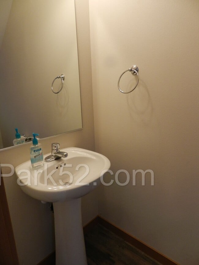 Building Photo - 3 bedroom 1.5 bathroom duplex in Fife!