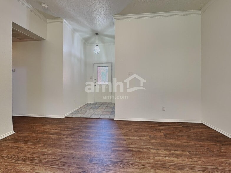 Building Photo - 818 La Sierra Ct