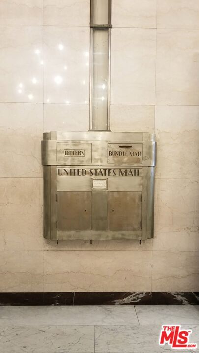 Building Photo - 460 S Spring St