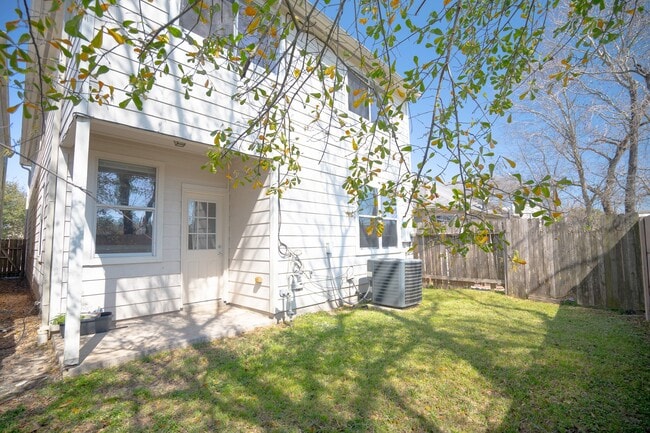 Building Photo - 827 Forest Hillside Ln