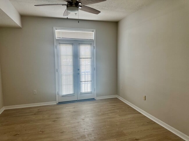 Building Photo - 501 Knights Run Ave