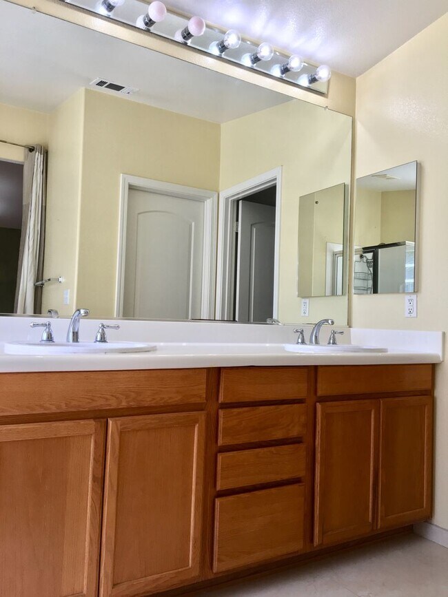 Building Photo - Open Single-Family 3Bed/2.5BA Home Mere Mi...