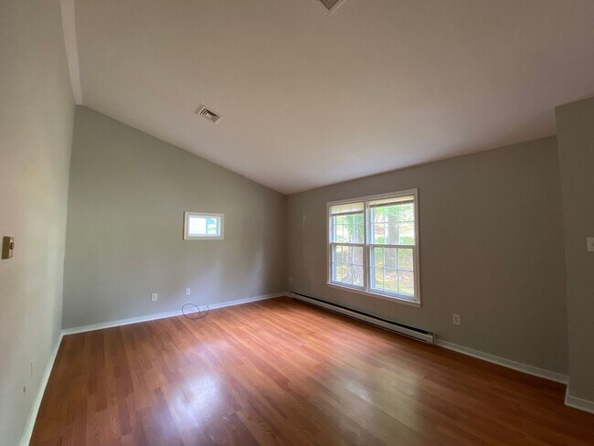 Building Photo - Spacious 3 BD, 1.5 BA Rancher off Brook Road Available in July