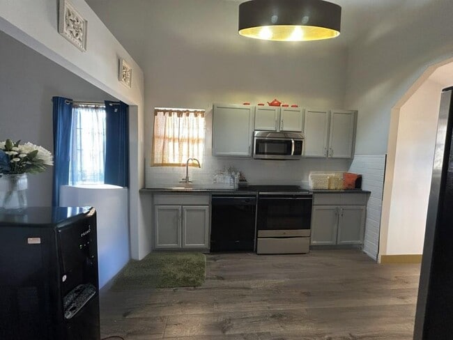 Building Photo - 6031 Ambassador Dr