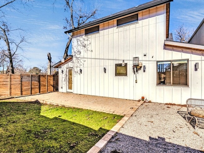 Building Photo - Stylish 2-Bedroom Home with Modern Bathrooms & Private Yard