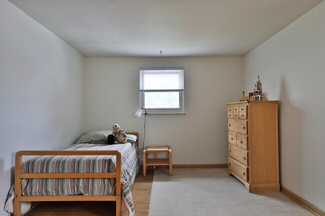 Building Photo - 714 Island Ct