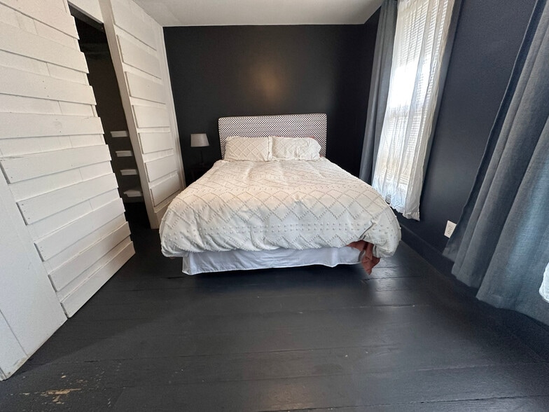 Building Photo - 1163 Say Ave