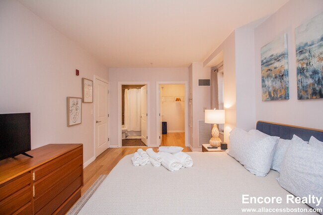 Building Photo - 16 Miner St