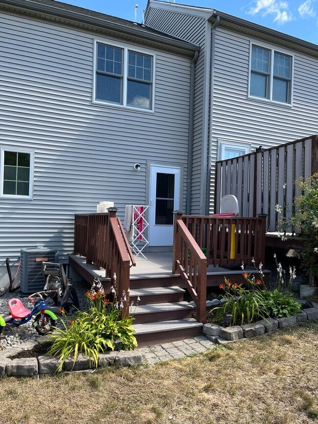 Building Photo - Modern 2Br-1.5Ba Townhouse in East Weymouth