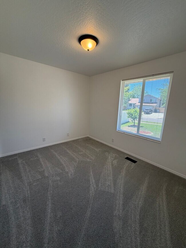 Building Photo - Gorgeous South Jordan Home!!!
