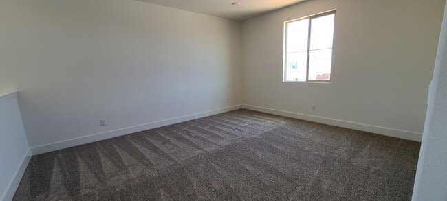 Building Photo - Stunning home with luxurious wood floor and beautiful spacious yard