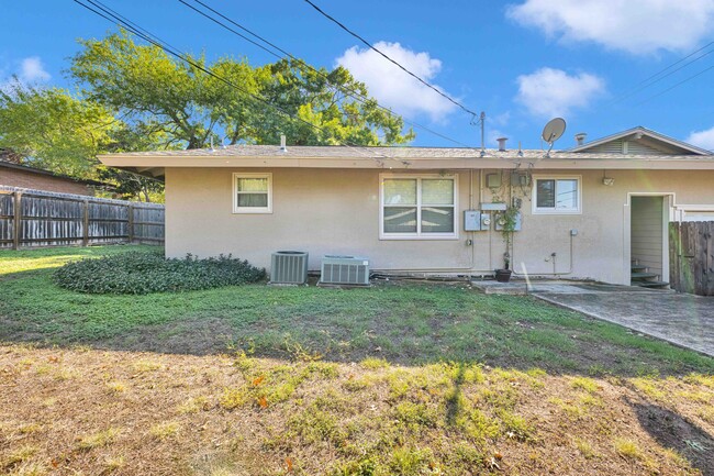 Building Photo - Oakhurst Duplex