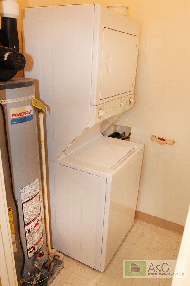 Building Photo - Charming 1-Bedroom Condo with Garage in Prime Goose Hollow Location