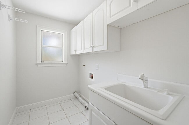 Building Photo - 47 Country Club Dr E