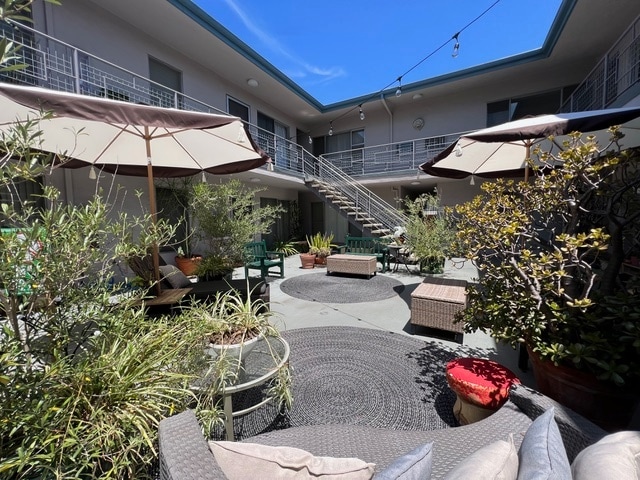 Building Photo - 1152 N Poinsettia Pl