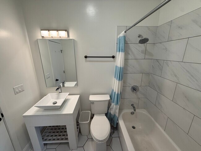 Building Photo - 2318 W Bloomingdale Ave