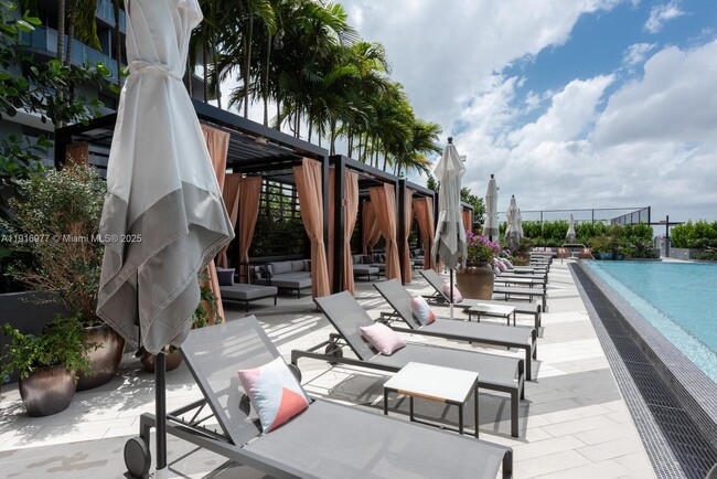 Building Photo - 121 NE 34th St