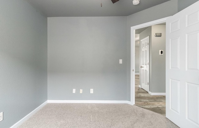 Building Photo - *FIRST MONTHS RENT FREE* 3 BED, 2 BATH MOD...