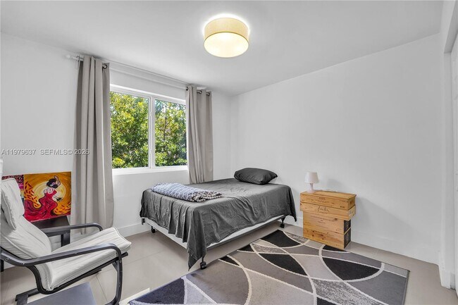 Building Photo - 860 NE 78th St