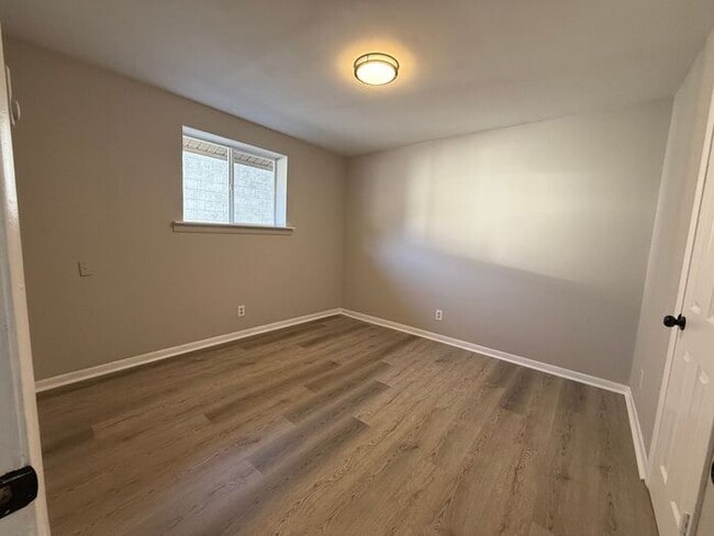 Building Photo - Renovated Duplex in Woodbine - Washer and ...