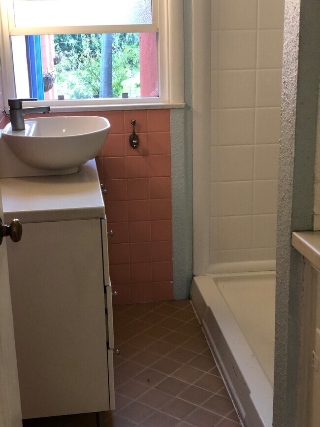 Building Photo - Tahoe Park Cutie! - JUST REDUCED