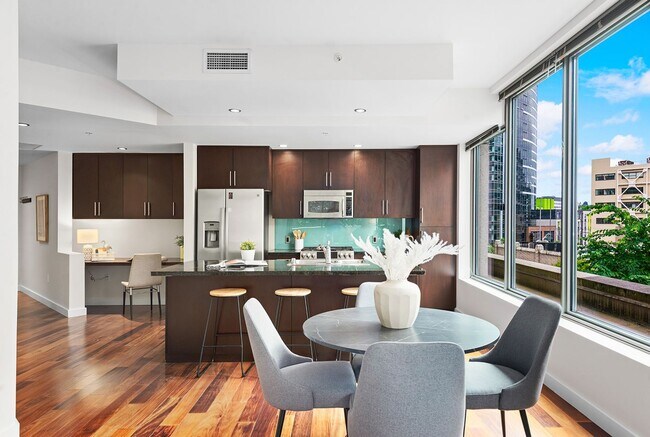 Building Photo - Bright Corner 1Bed/1Bath Condo in the Heart of Downtown Seattle!