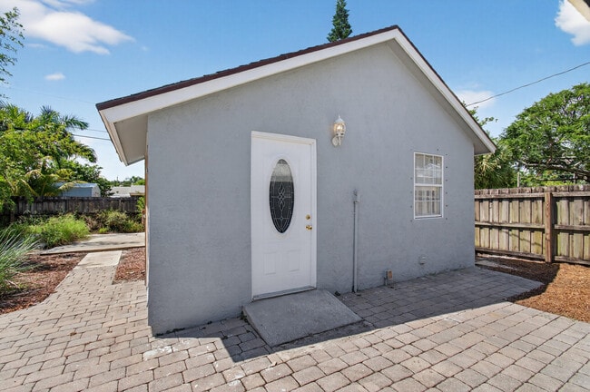 Building Photo - 817 N Palmway