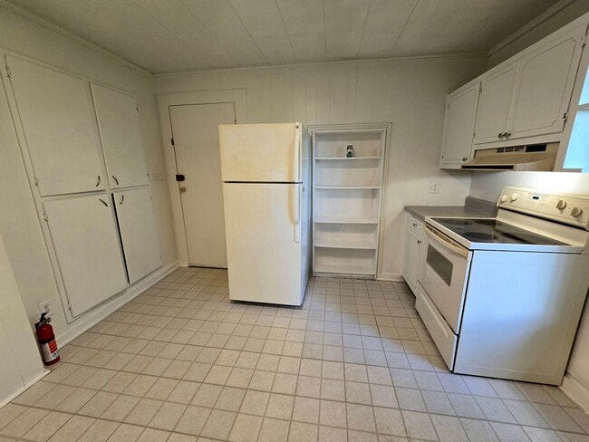 Building Photo - Cozy Lenoir 2/1 Bungalow with Fenced Yard on Cul-de-Sac