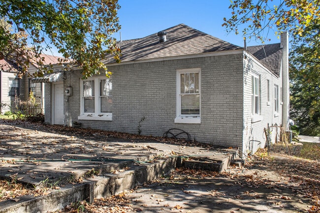 Building Photo - 854 5th St W